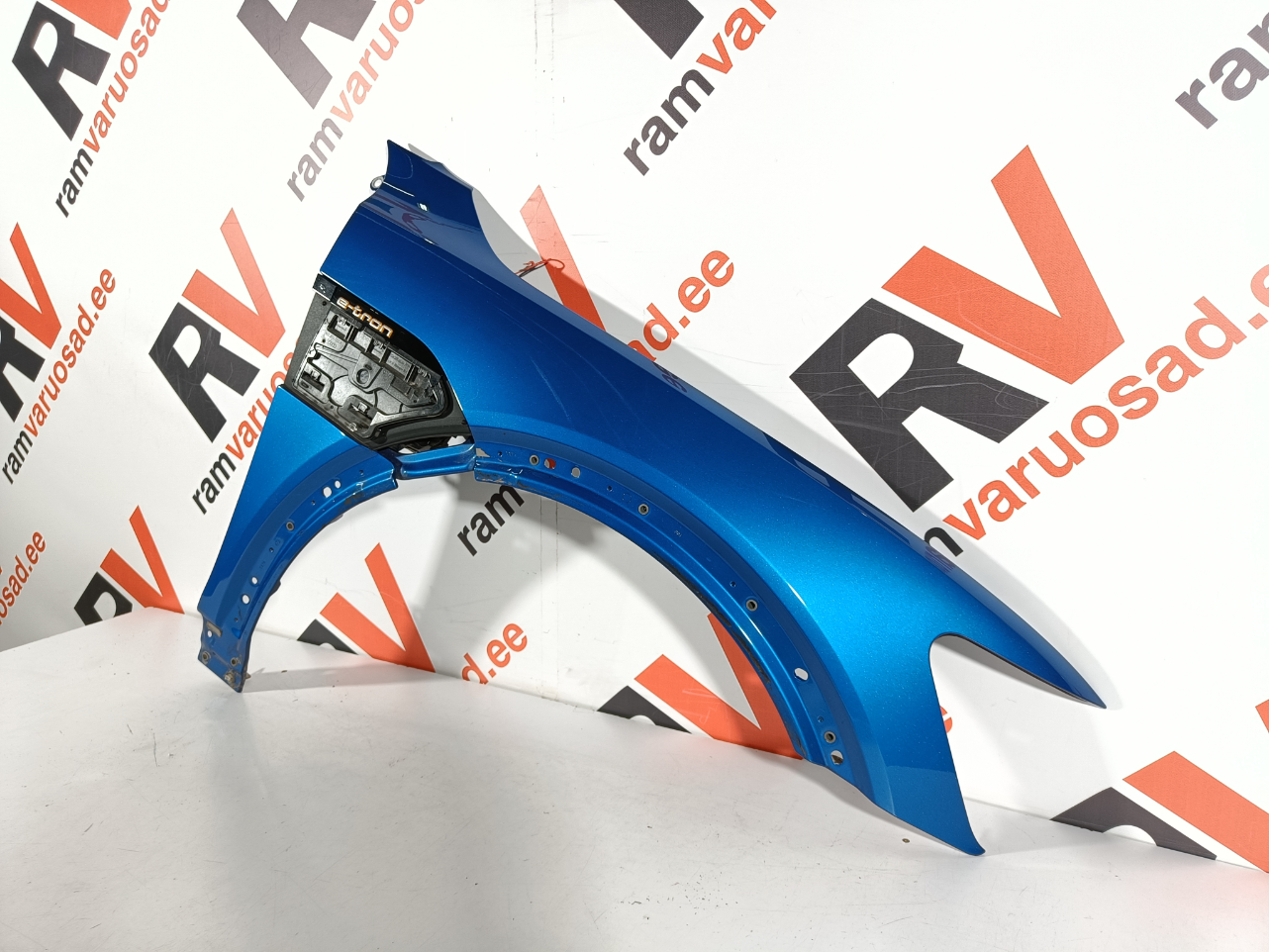 Audi E-Tron esitiib / front fender - pilt 3