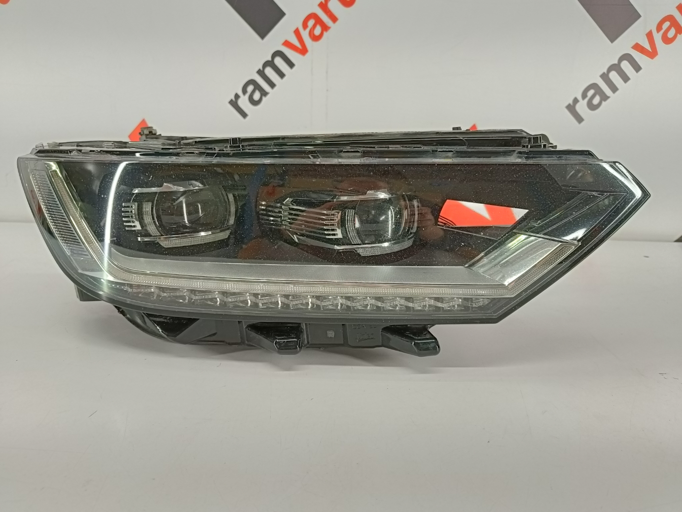 VW Passat B8 esituli / headlight