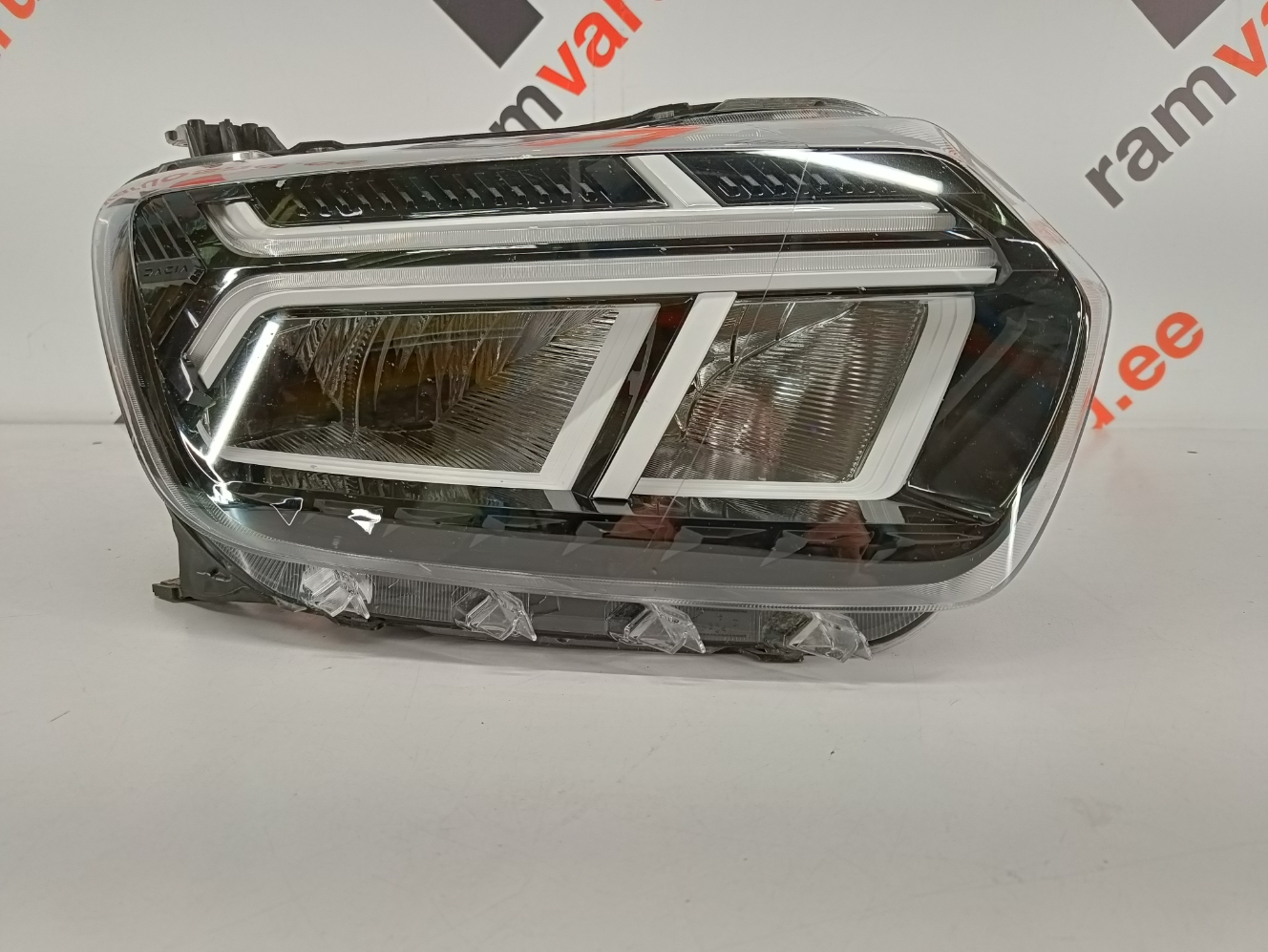 Dacia Duster esituli / headlight