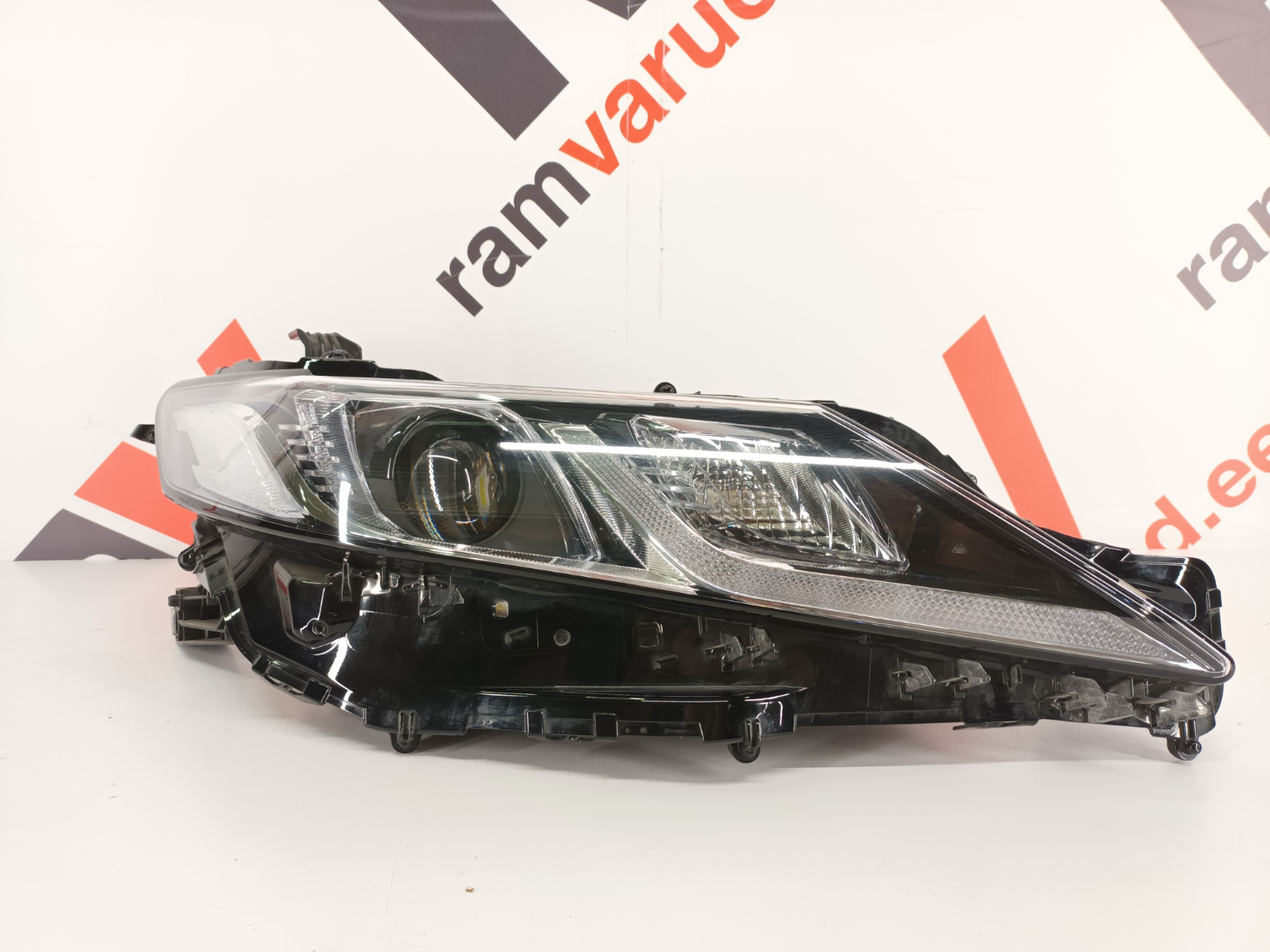 Toyota Camry esituli / headlight