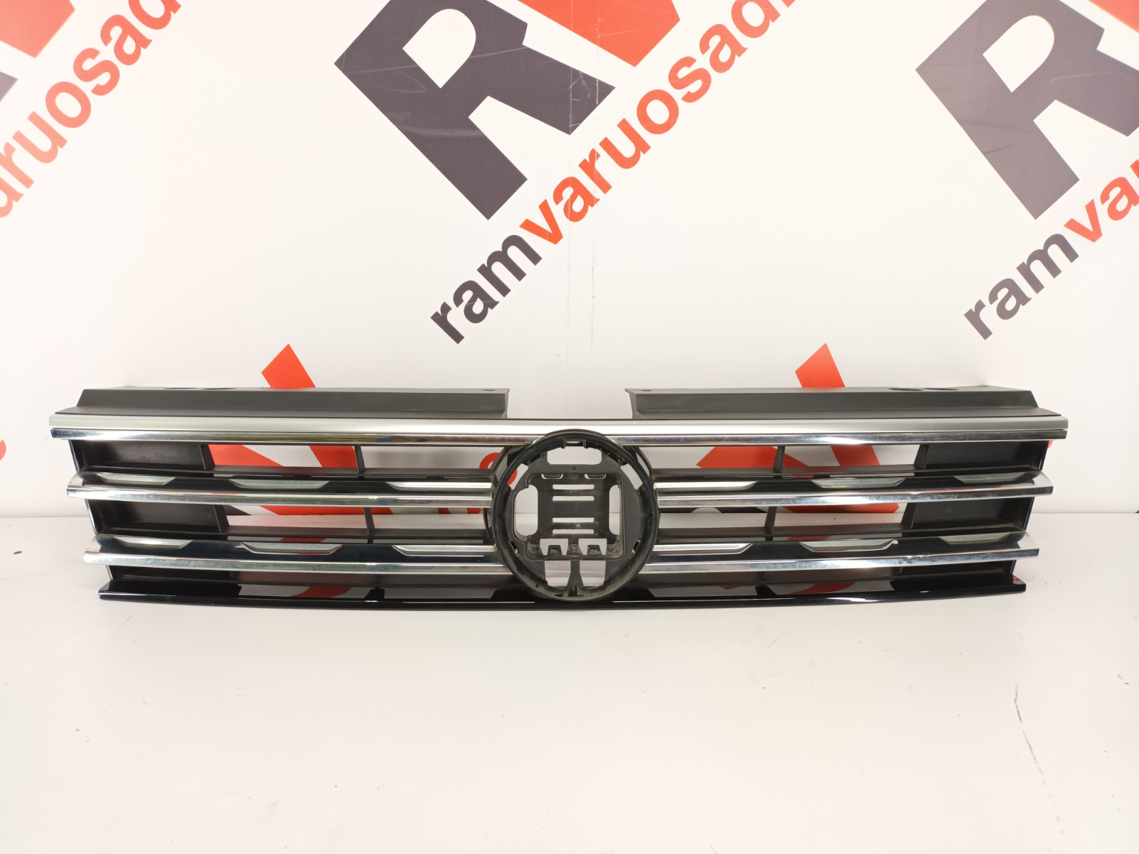 Volksvagen Tiguan iluvõre / front grille