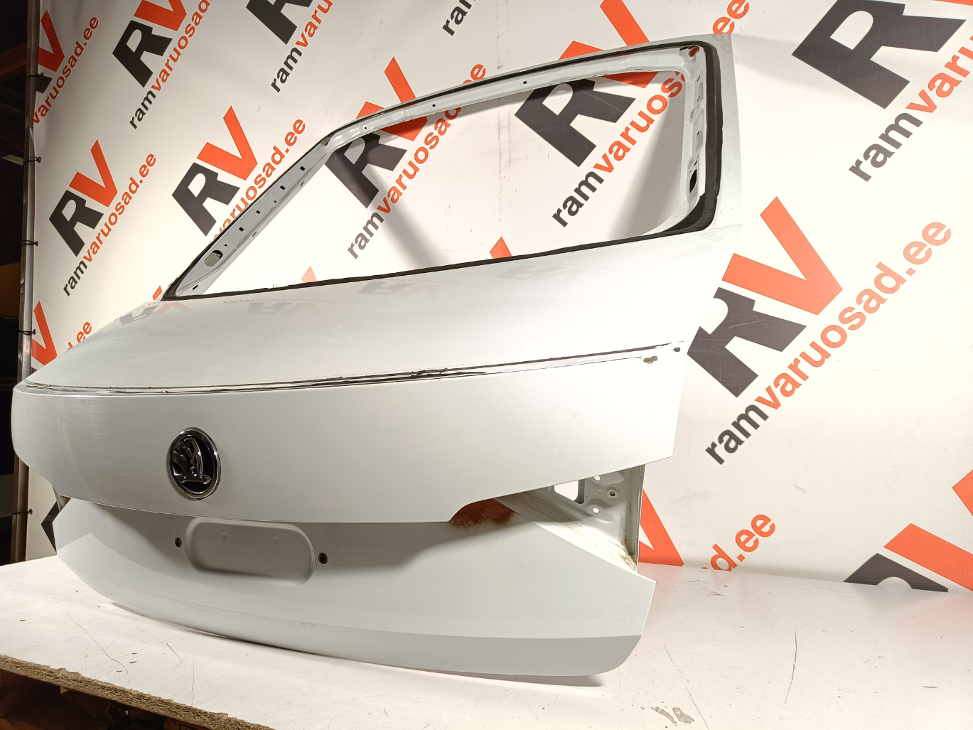 Skoda Superb tagaluuk / trunk lid - pilt 3
