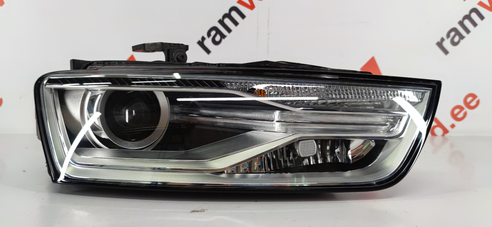 Audi Q3 esituli / headlight