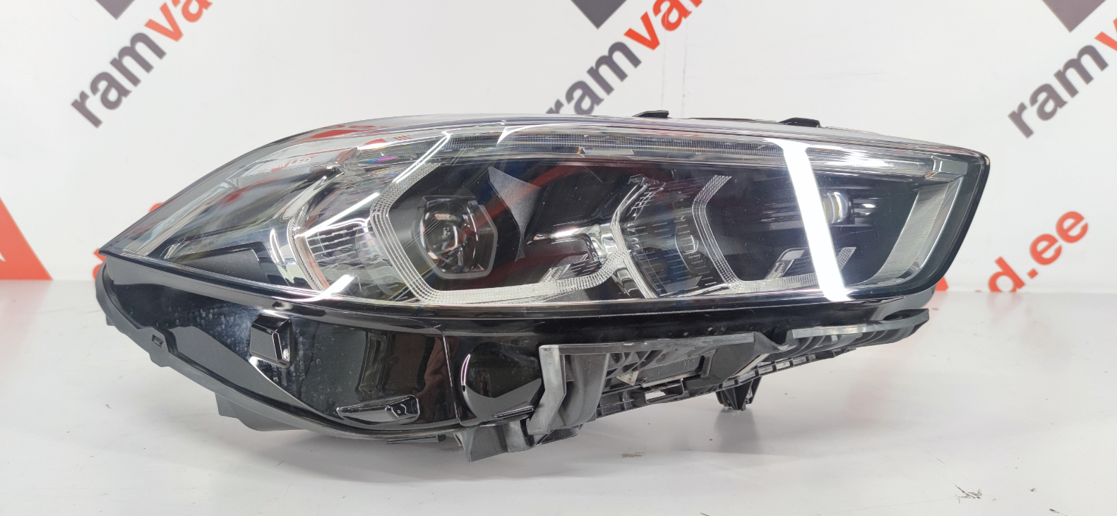 BMW F40 esituli / headlight