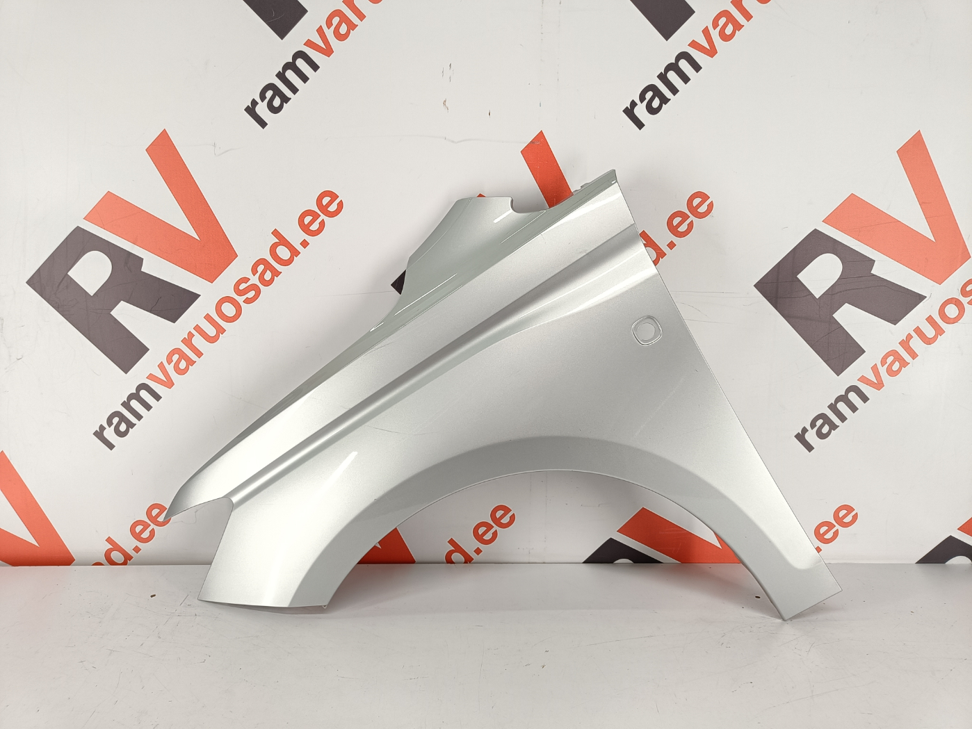 VW Caddy esitiib / front fender
