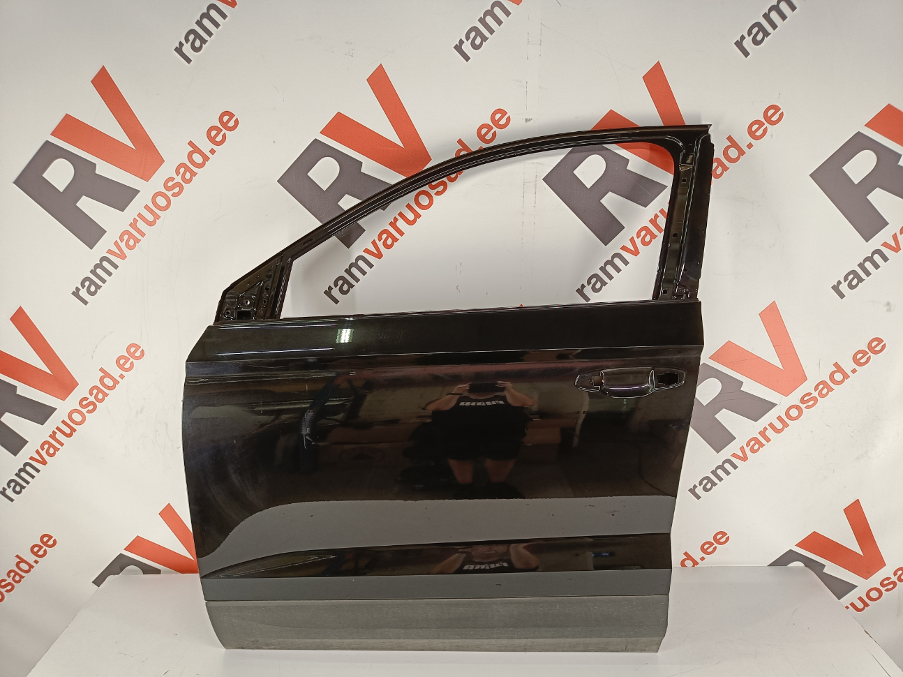 Skoda Karoq esiuks / front doors