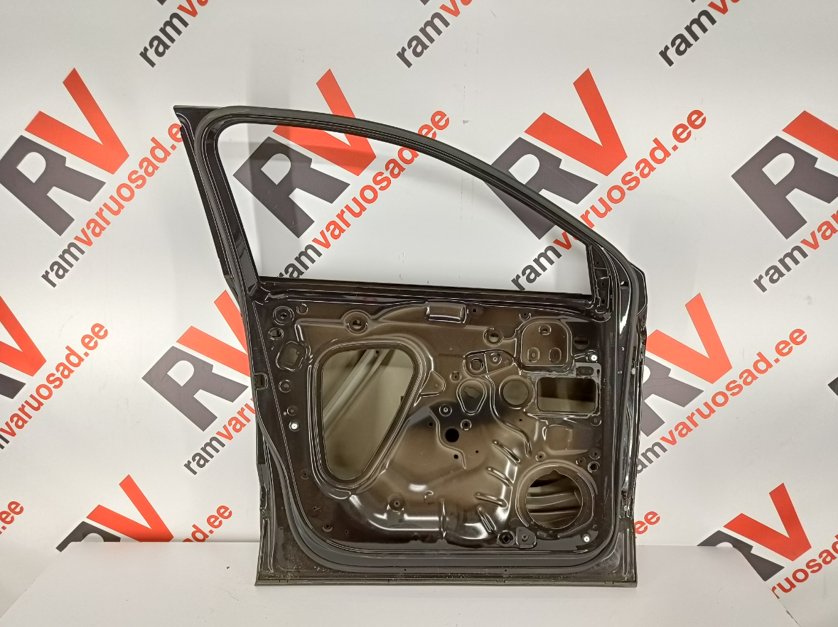 Skoda Karoq esiuks / front doors - pilt 4