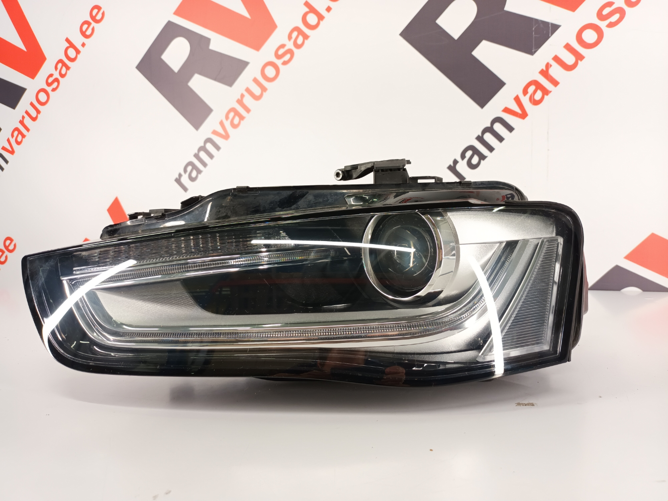Audi A4 B8 esituli / headlight