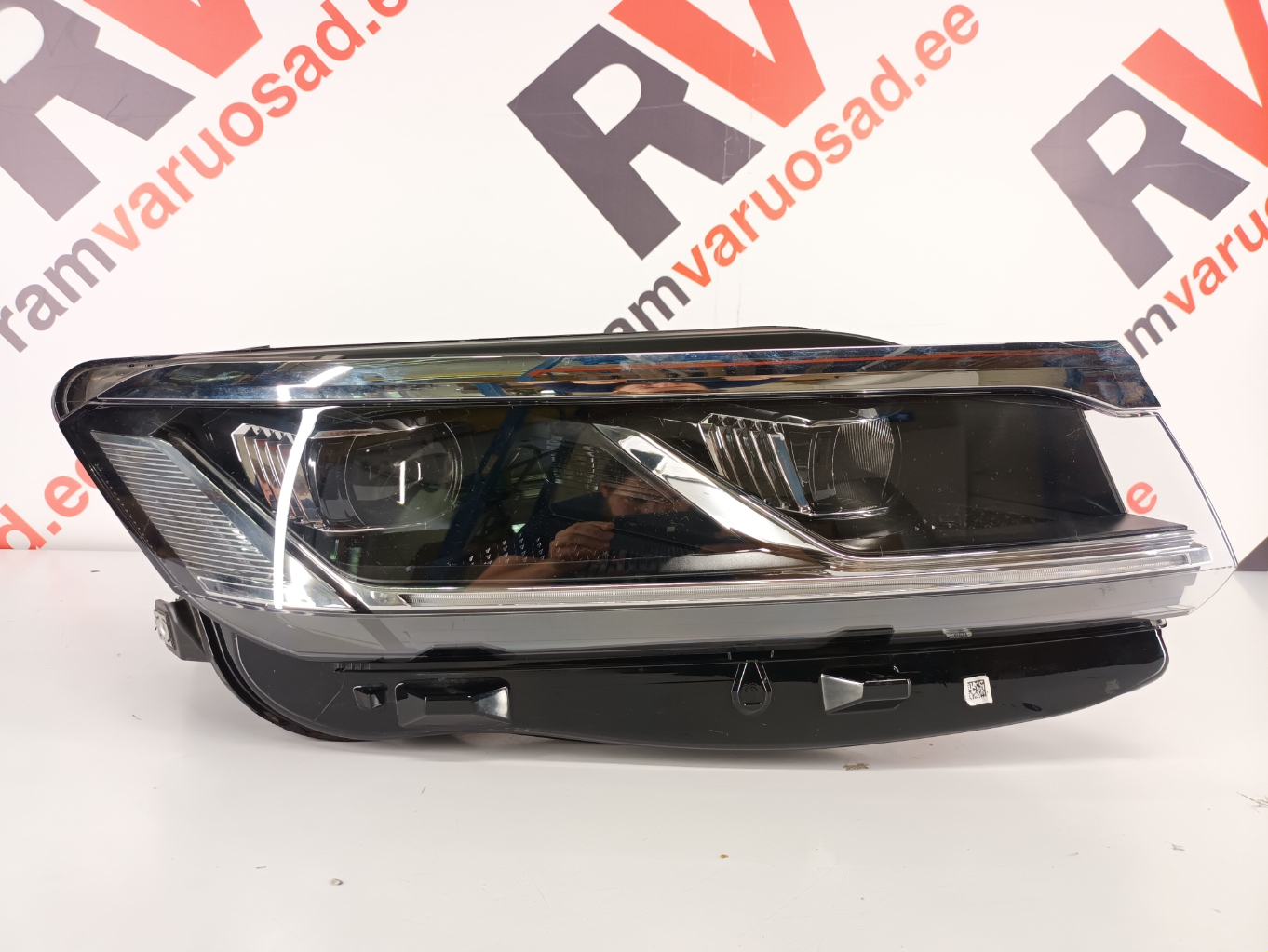 Volkswagen Toureg esituli / headlight