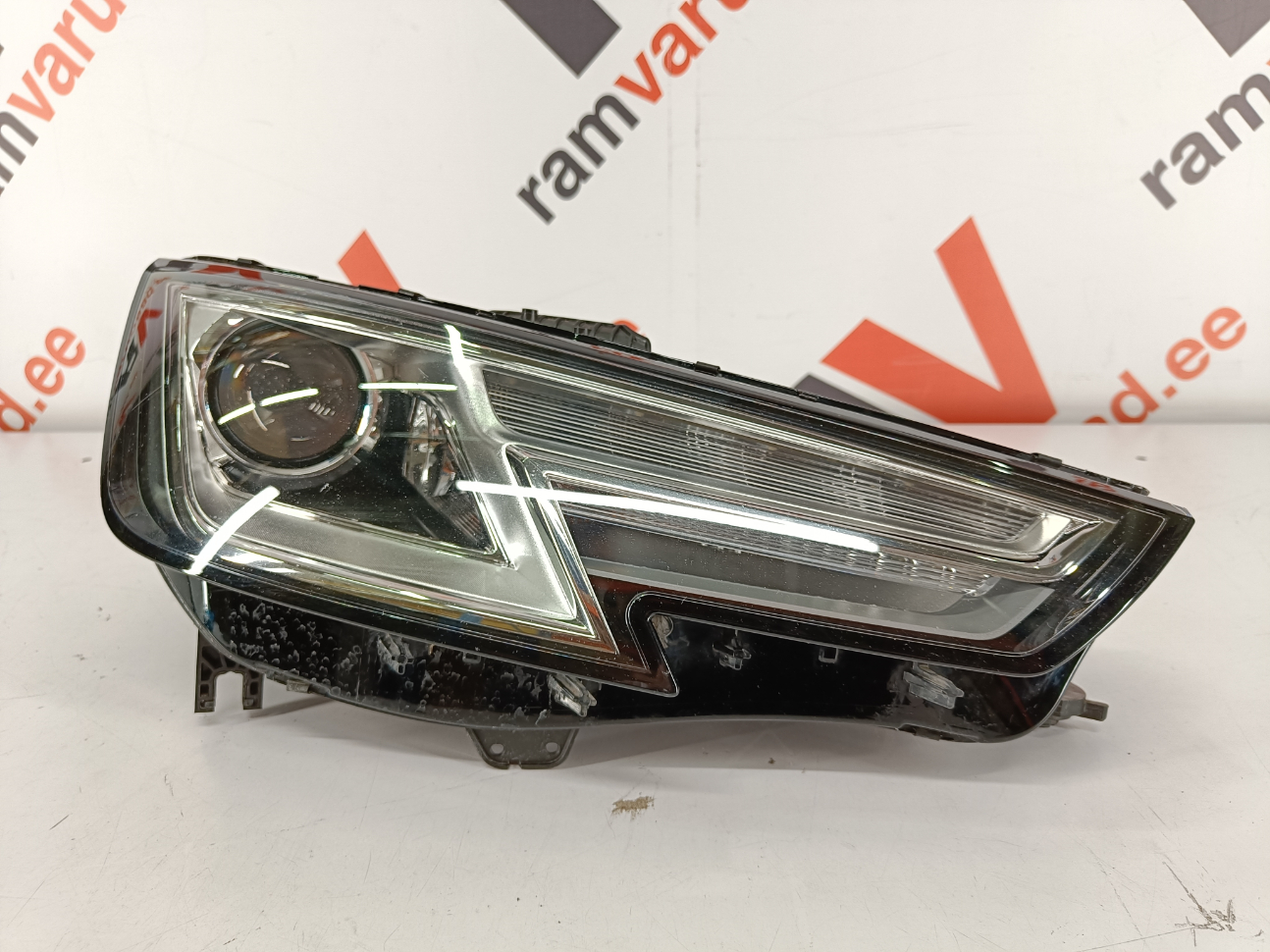 Audi A4 B9 esituli / headlight