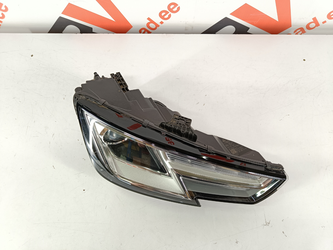 Audi A4 B9 esituli / headlight - pilt 2