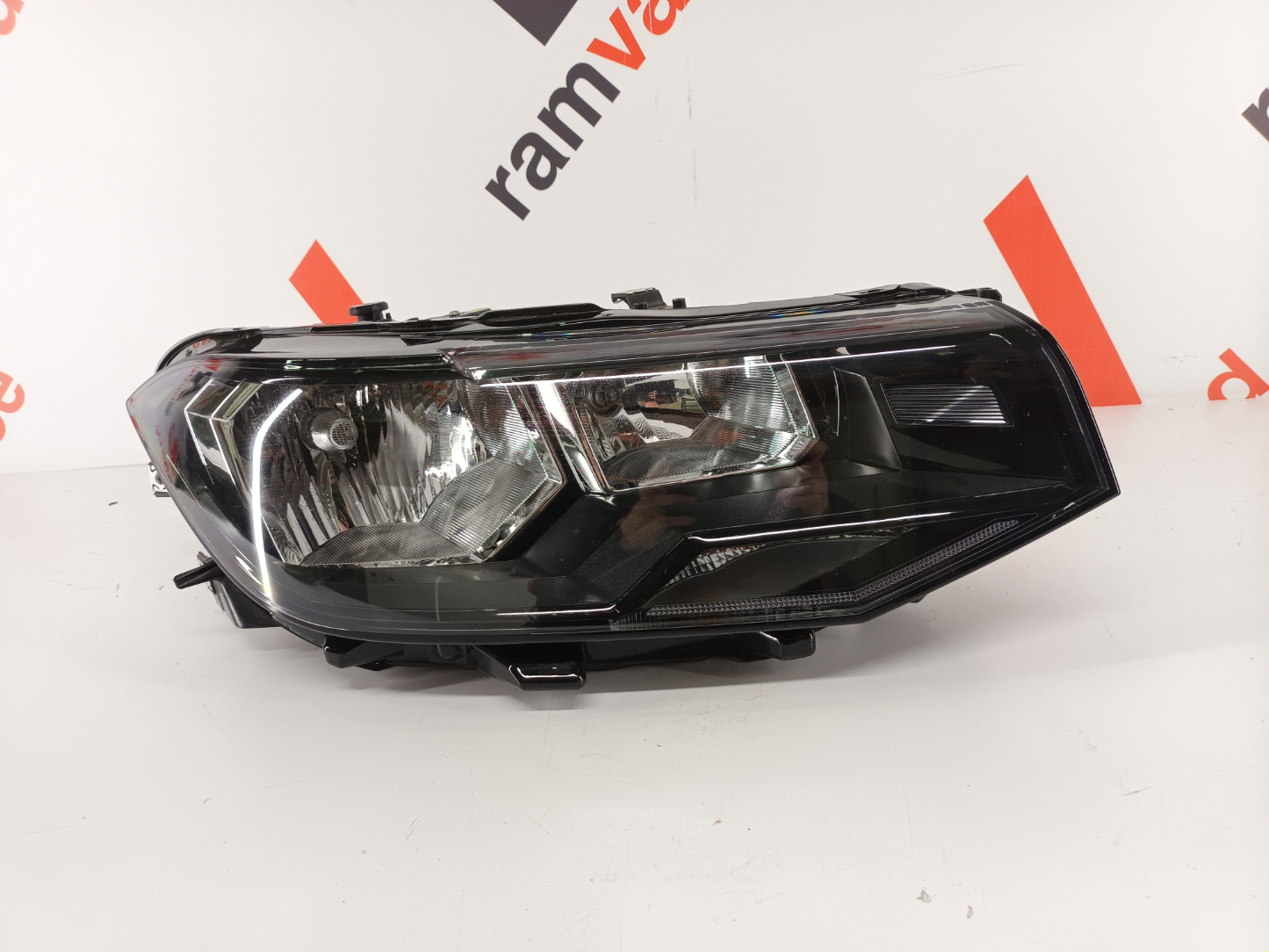 Volkswagen T-Cross esituli/ headlight