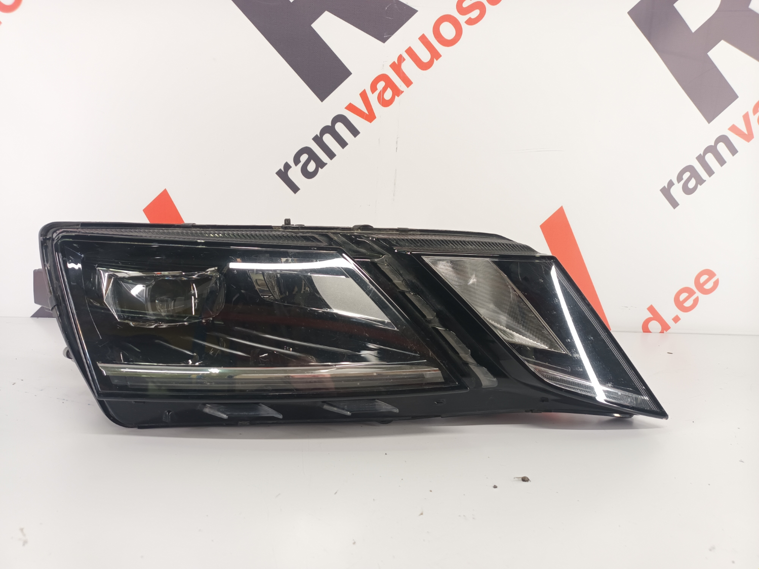 Skoda Octavia 3 esituli/ headlight