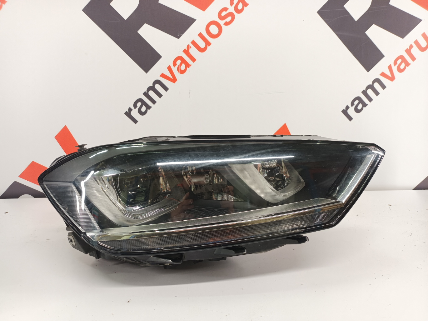 Volkswagen Golf Sportsvan esituli/ headlight