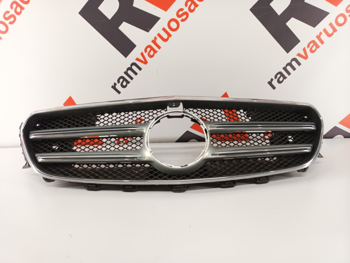 Mercedes Benz W213 E-class iluvõre/ front grille