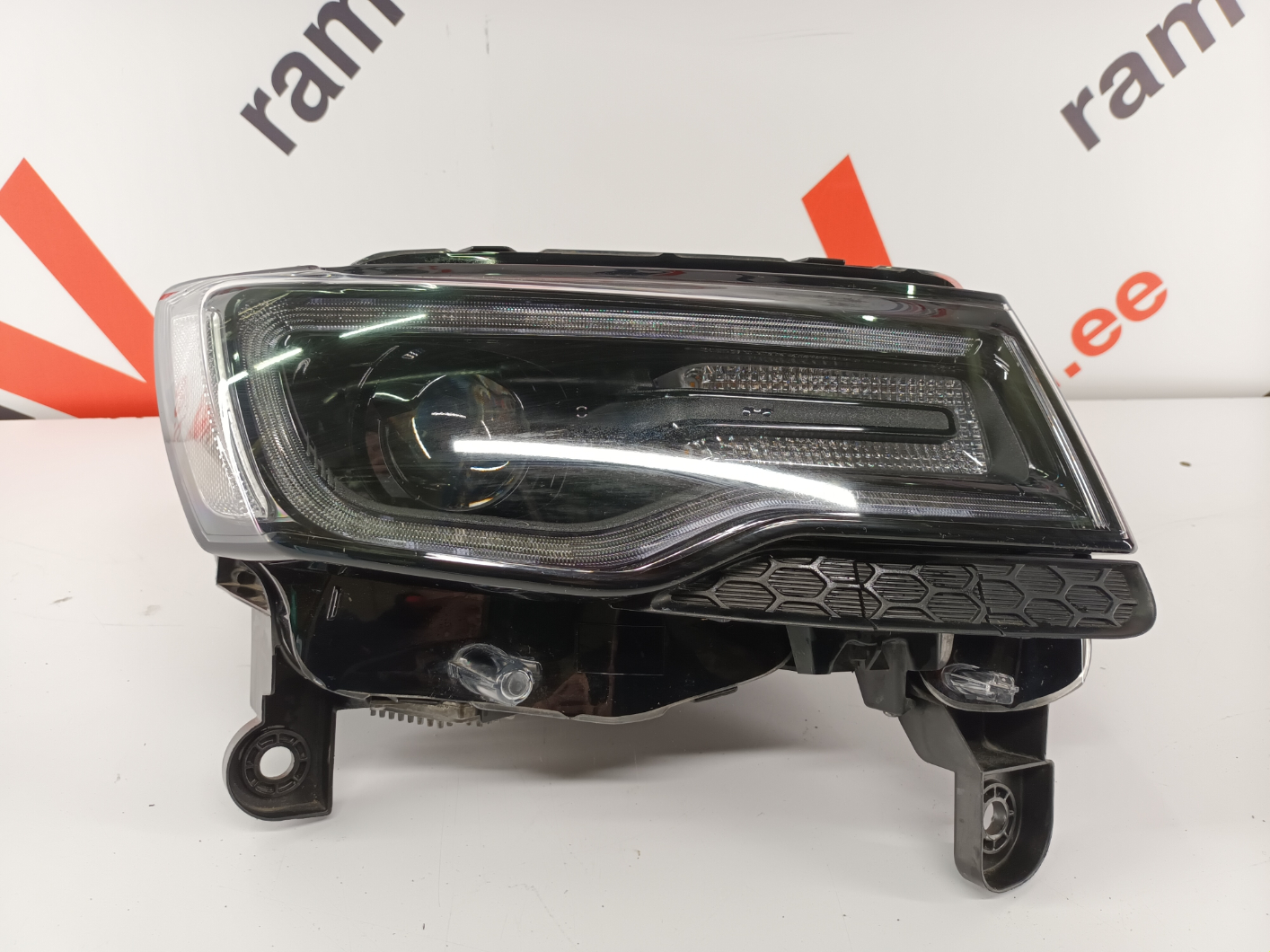 Jeep Grand Cherokee esituli/ headlight