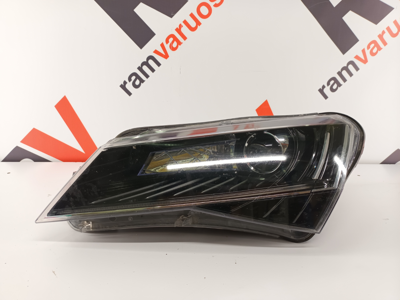 Skoda Superb 3 esituli/ headlight