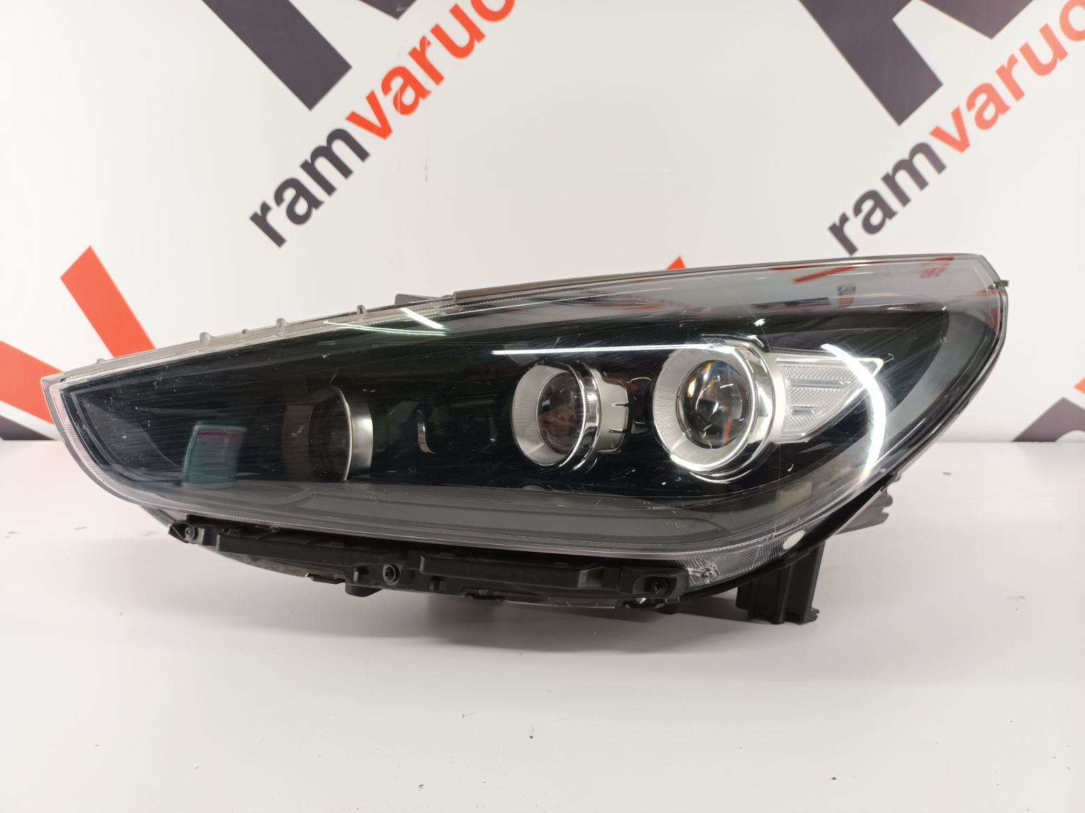 Hyundai i30 esituli/ headlight
