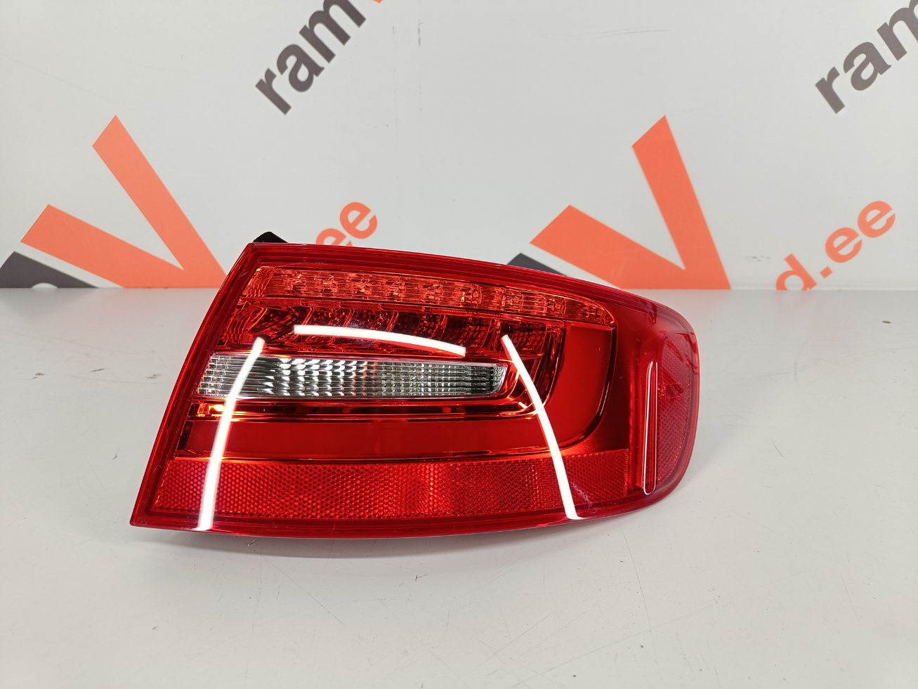 Audi A4 B8 FL 2012-2015 tagatuli / rear light