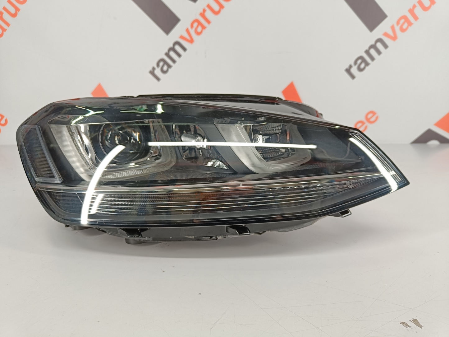 Volkswagen Golf VII esituli/ headlight