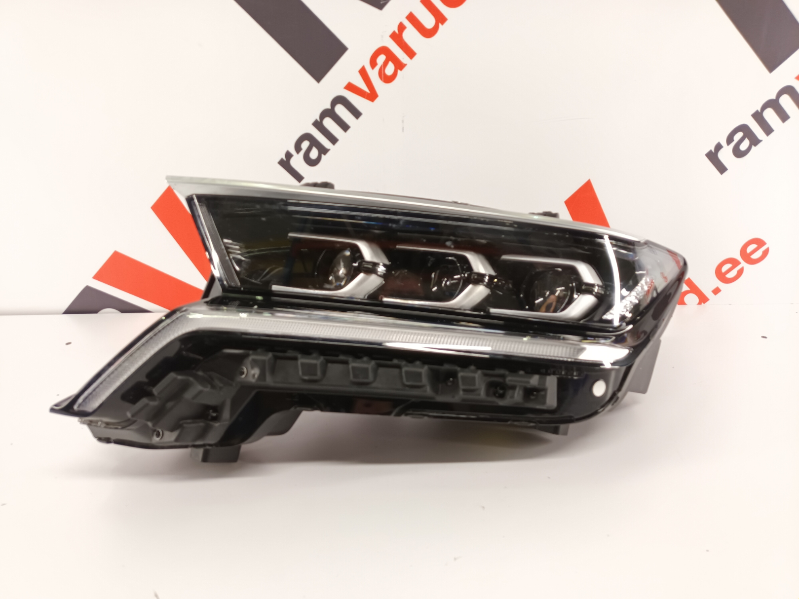 KIA Sorento esituli / headlight