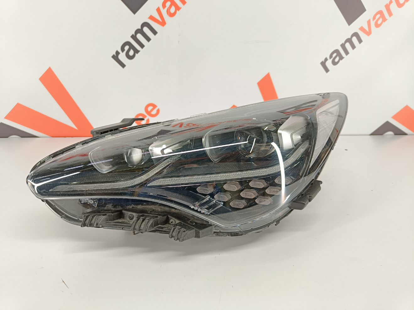 Kia Stinger esituli/ headlight