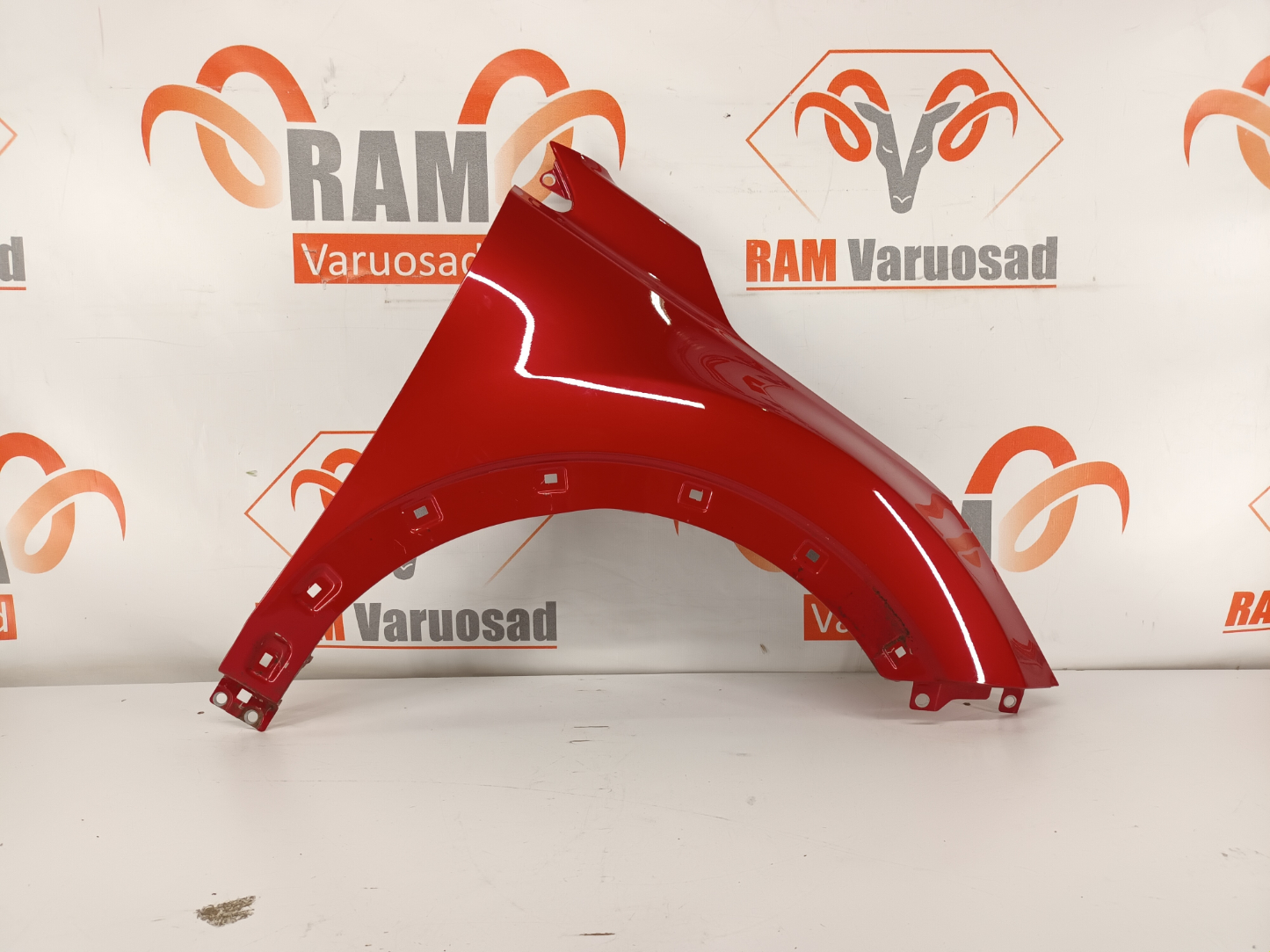 Kia Stonic esitiib/ front fender