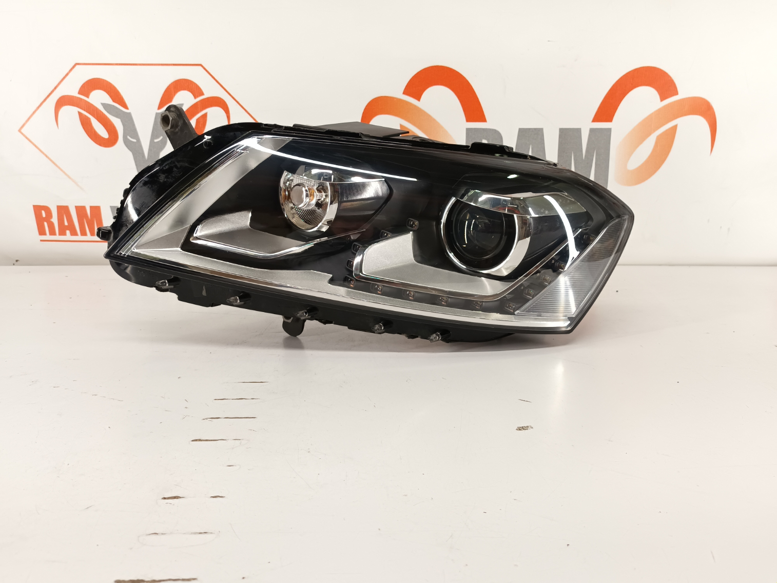 Volkswagen Passat B7 esituli/ headlight