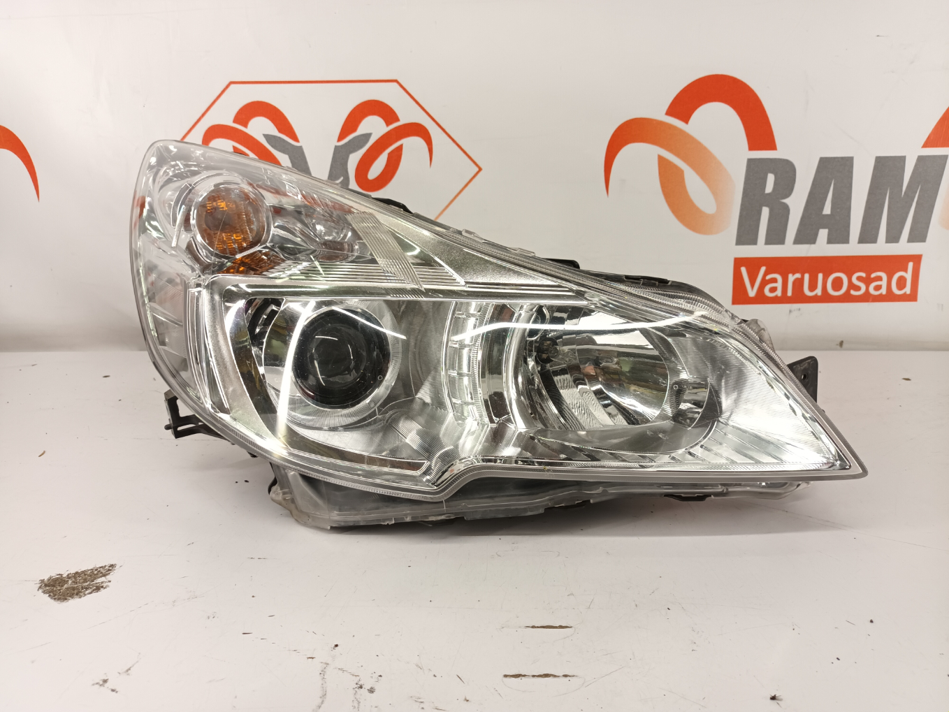 Subaru Outback FL esituli/ front headlight