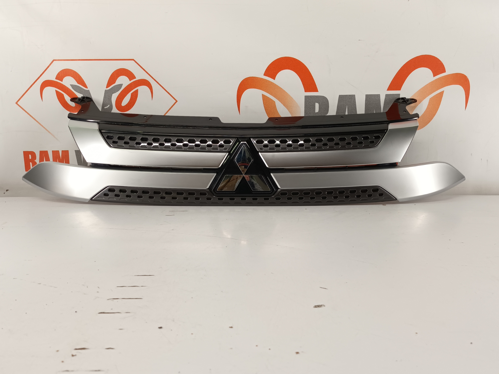 Mitshubishi Outlander iluvõre/ front grille