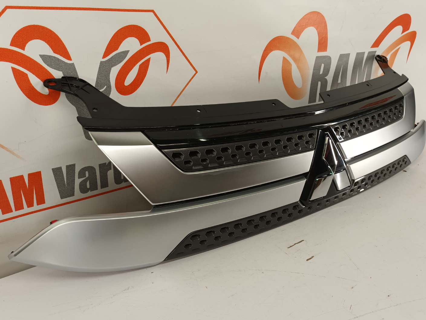 Mitshubishi Outlander iluvõre/ front grille - pilt 3