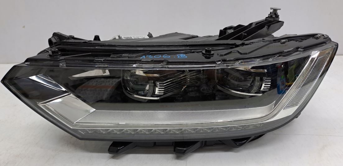 VW Passat B8 2015- esituli / headlight