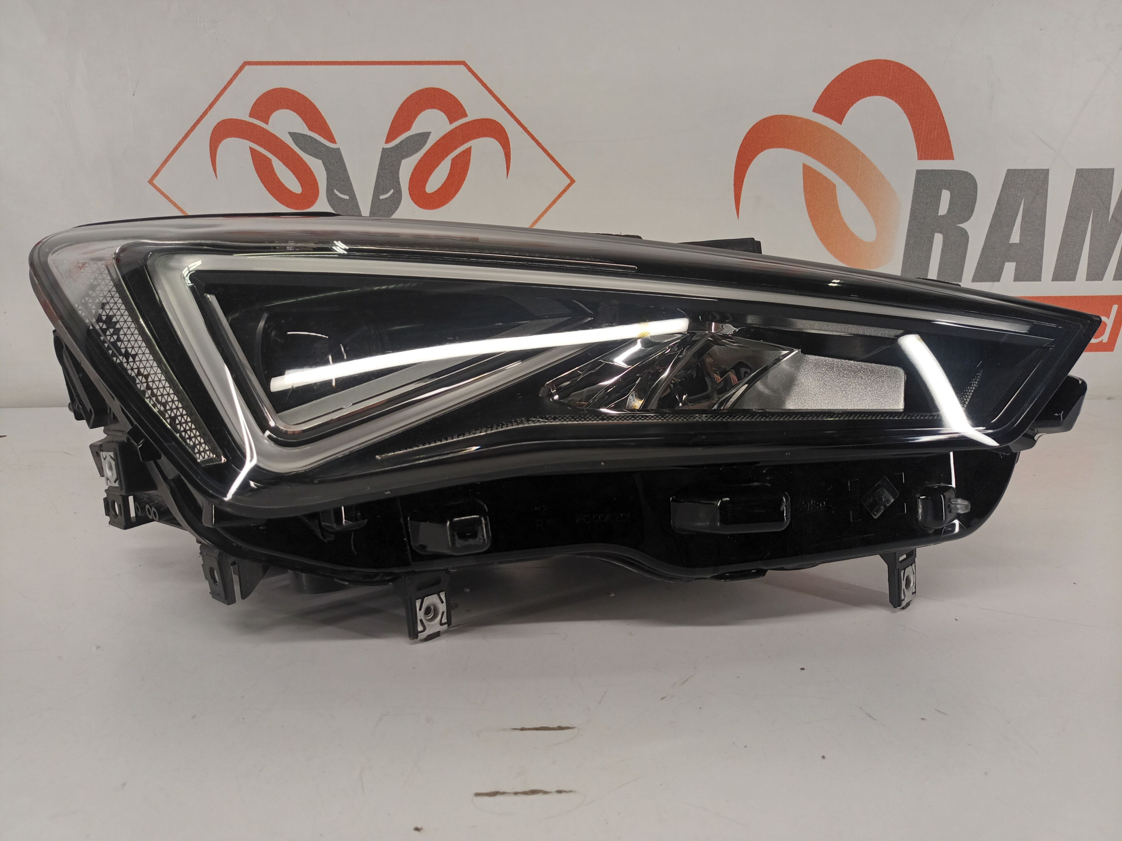 Seat Leon esituli/ headlight