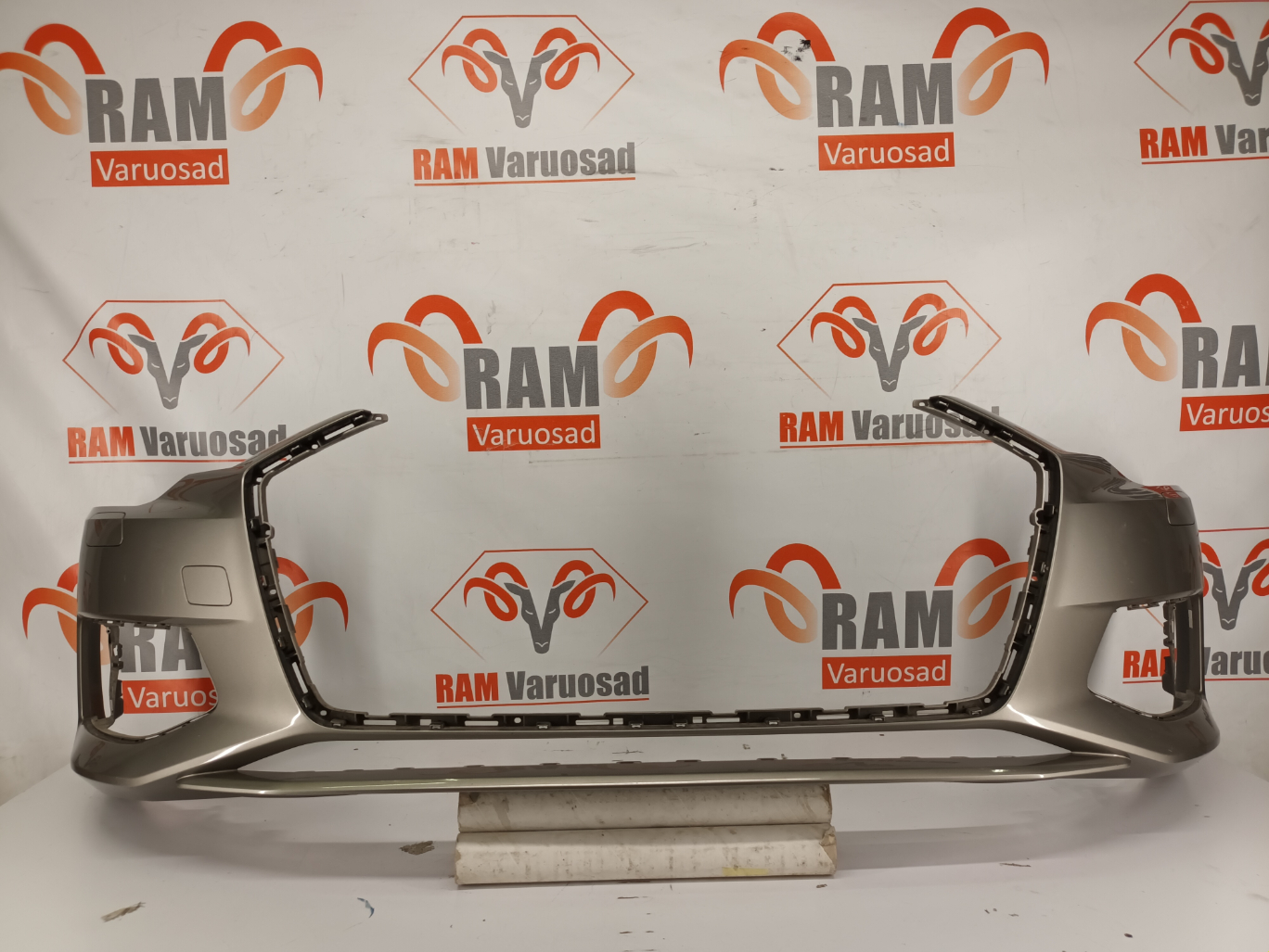 Audi A6 C8 esistange / front bumper