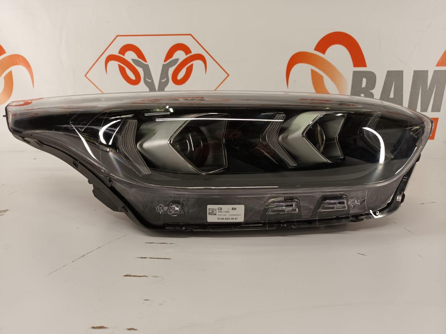 Kia Proceed esituli / headlight 