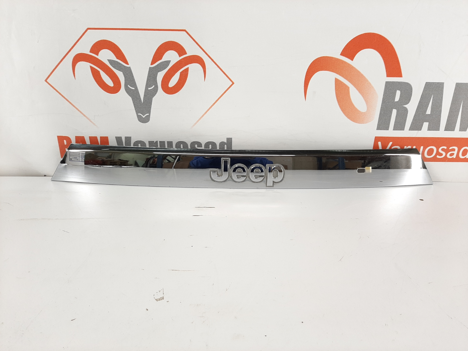 Jeep Grand Cherokee WK2 kroomliist / molding