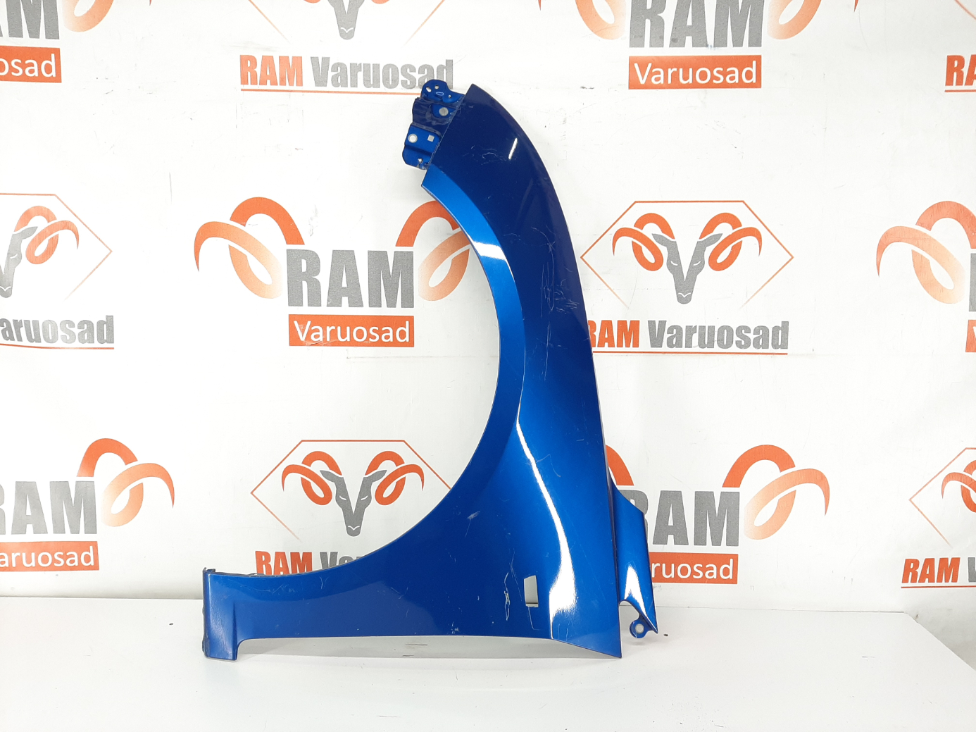 Chevrolet Cruze esitiib / front fender