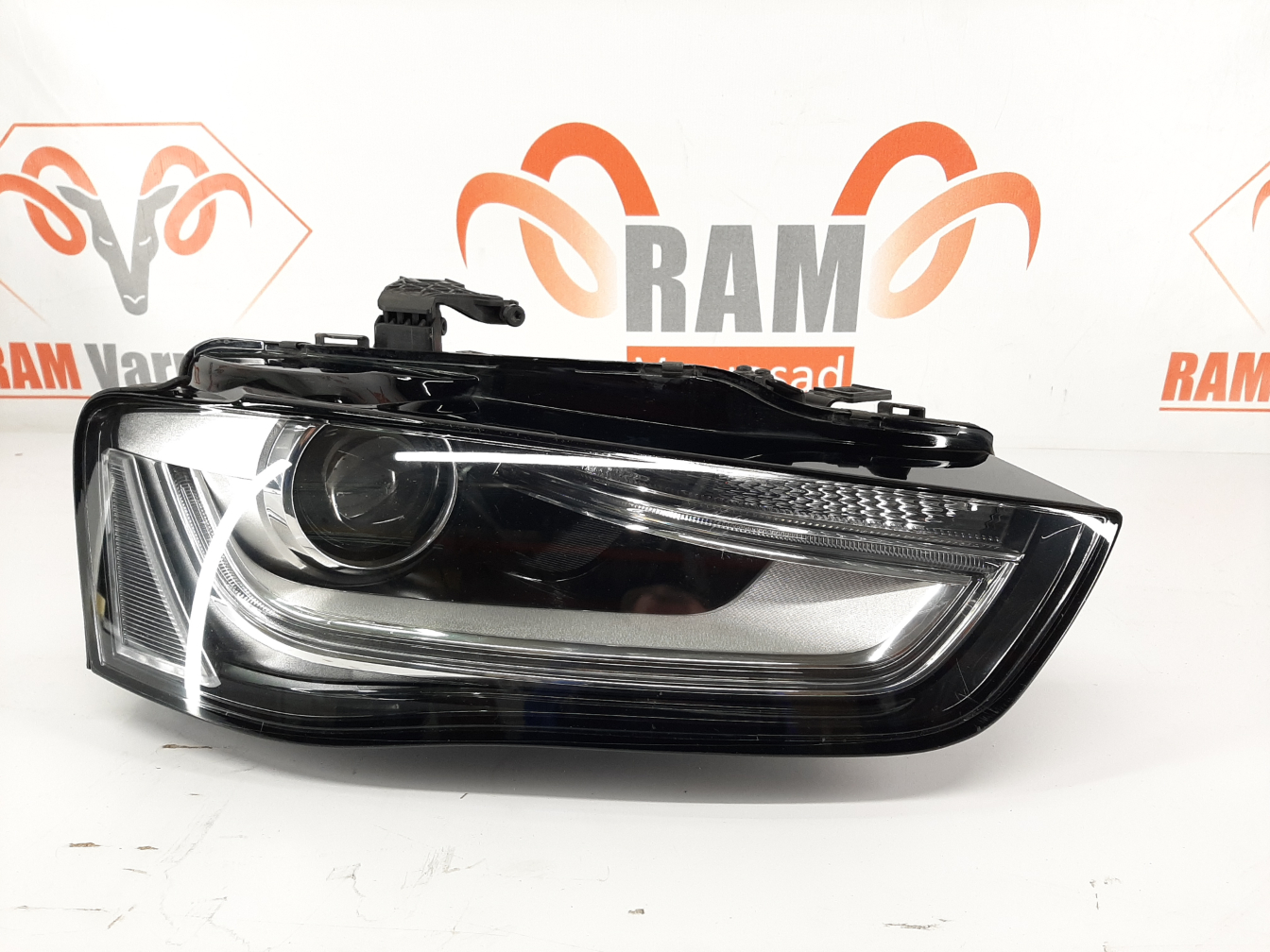 Audi A4 esituli/ headlight