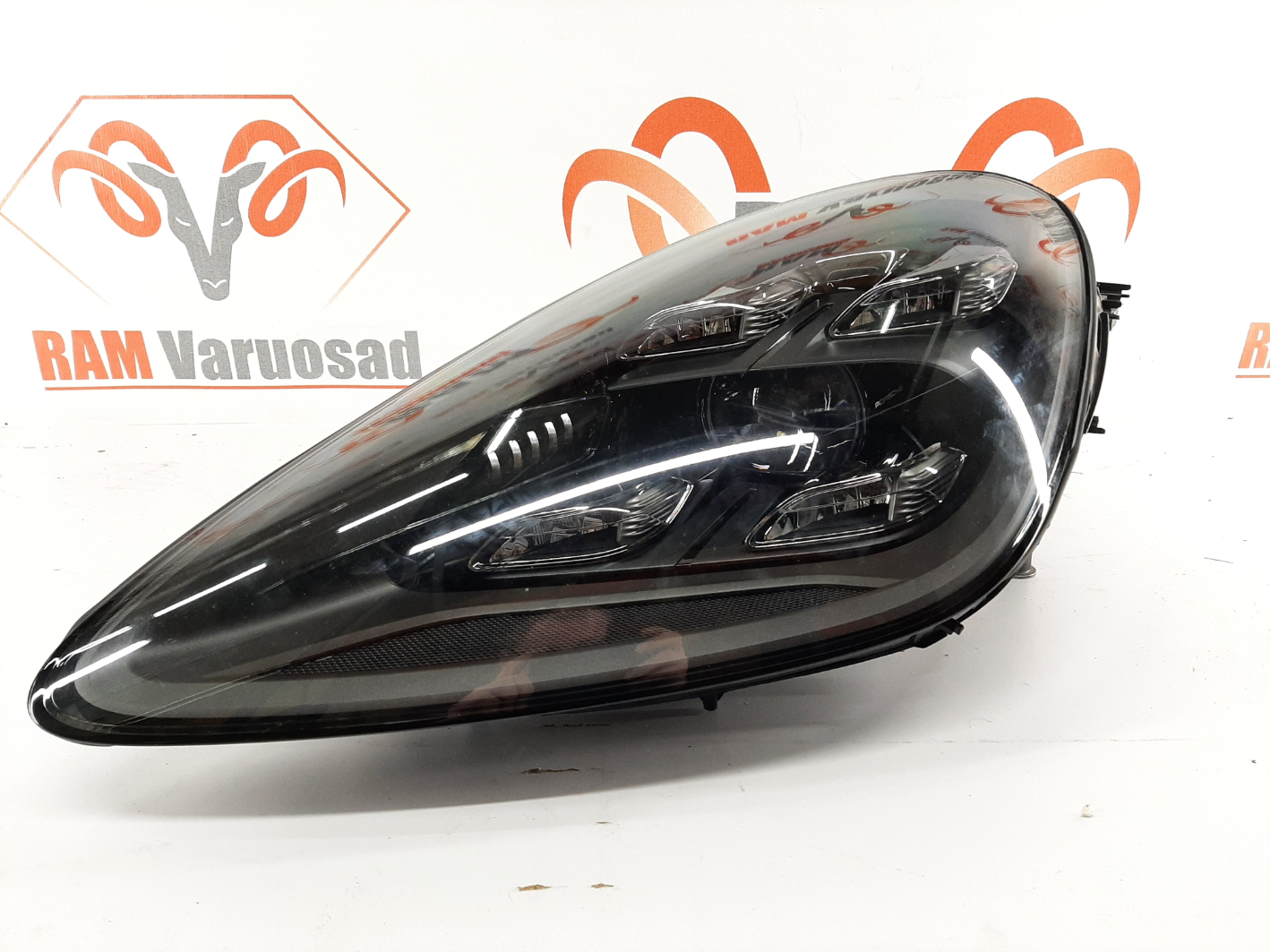 Porsche Cayenne esituli/ headlight