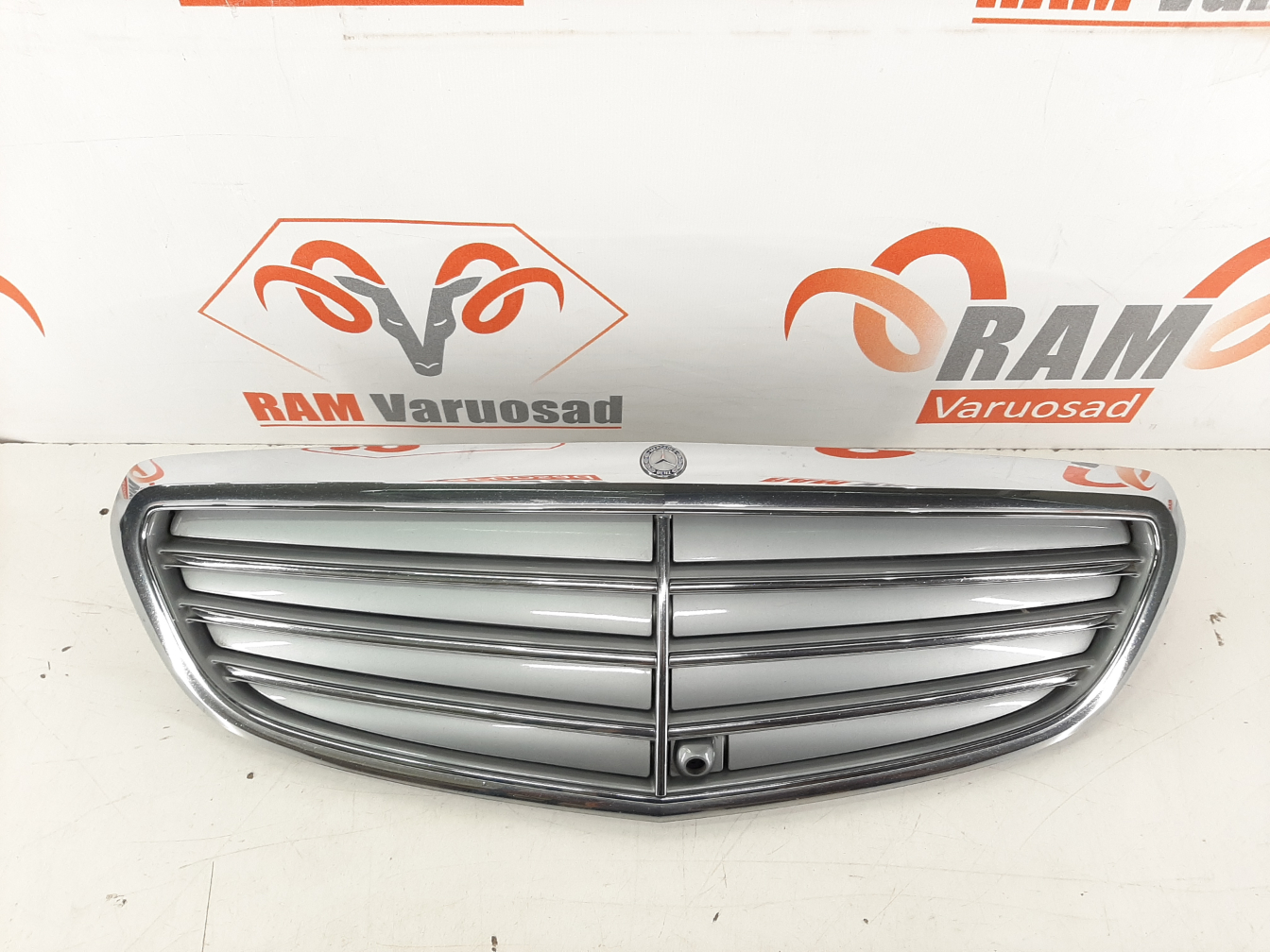 Mercedes C w205 iluvõre/ front grille