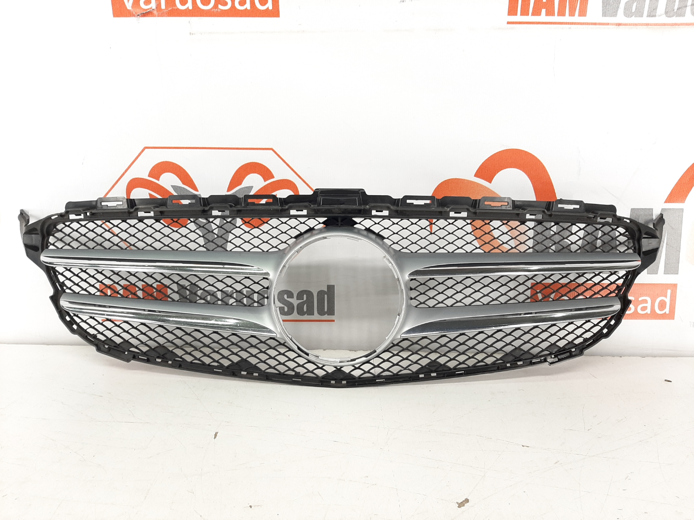 Mercedes C-class W205 iluvõre / front grille