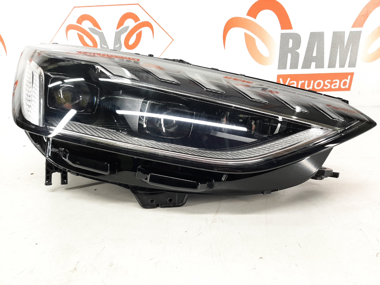 Audi A4 B9 lift esituli/ headlight