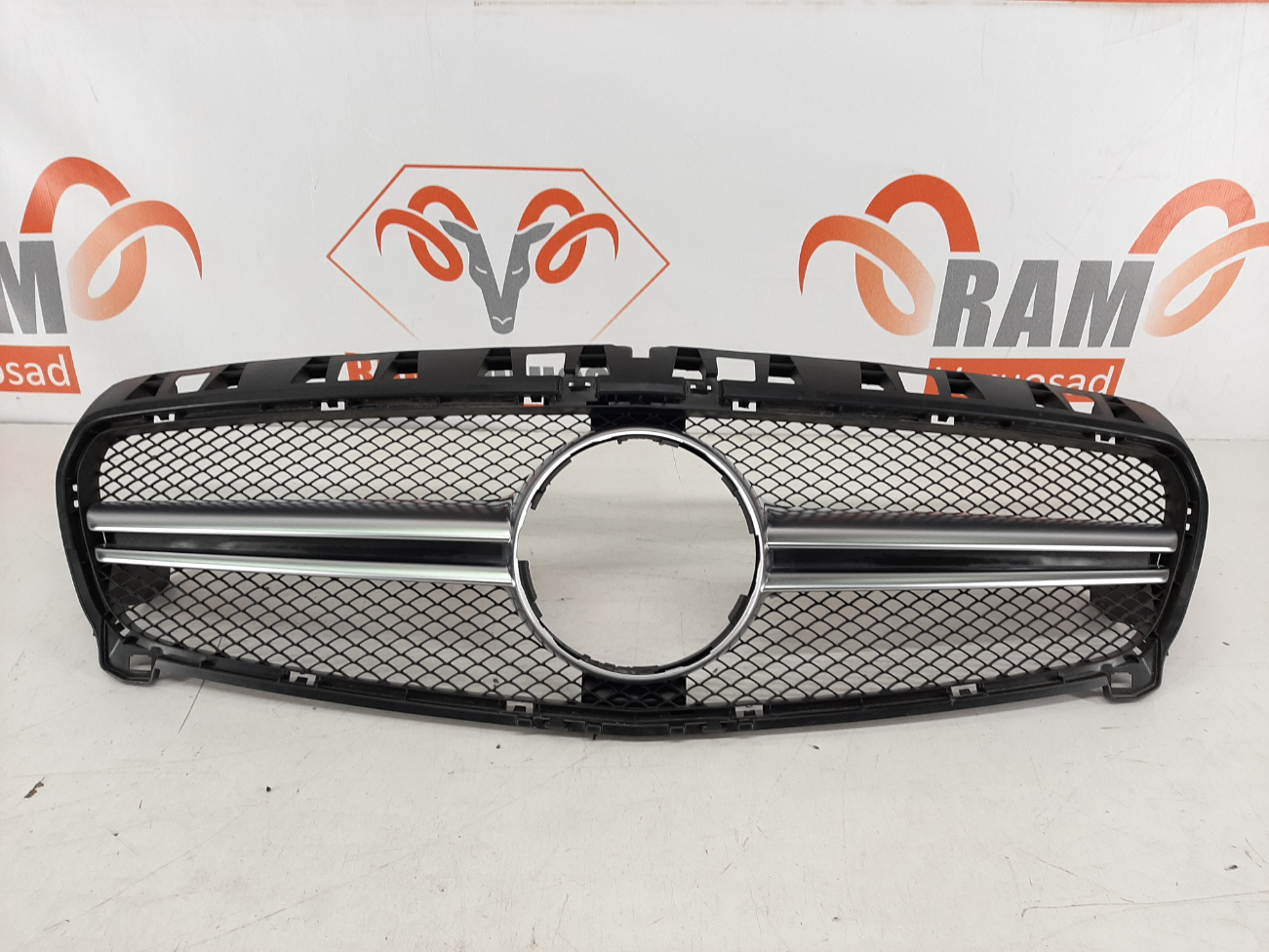 Mercedes Benz A W176 iluvõre/ front grille