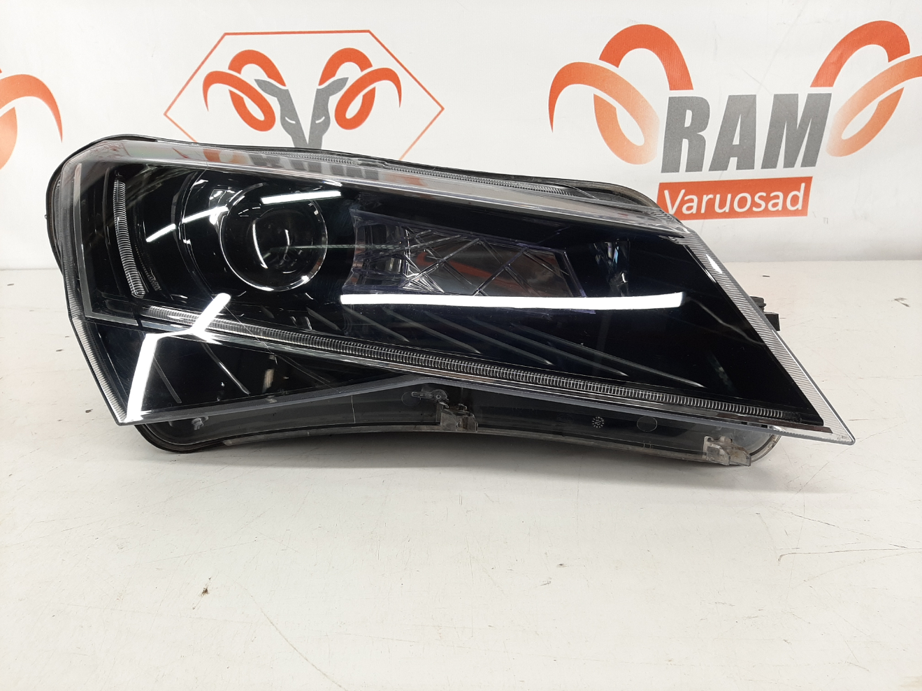 Skoda Superb 3 2015- esituli / headlight