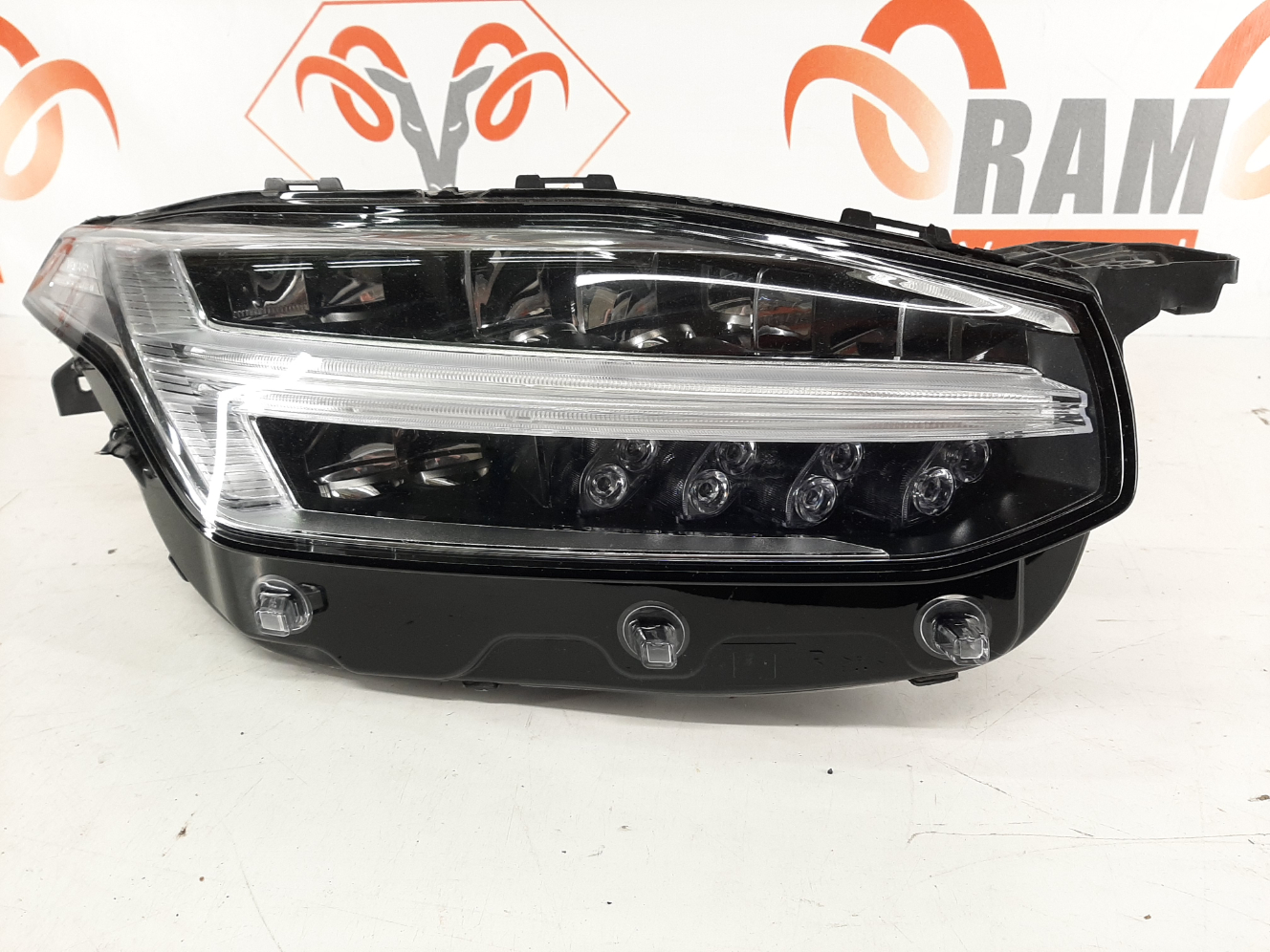 Volvo XC90 2015- esituli / headlight