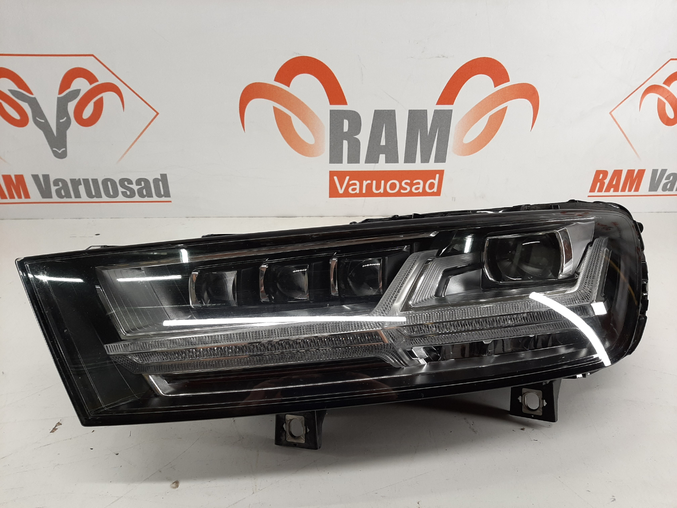 Audi Q7 2015- esituli / headlight