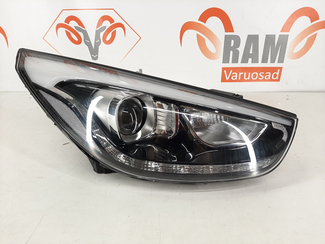 Hyundai ix35 FL 2014-2017 esituli / headlight
