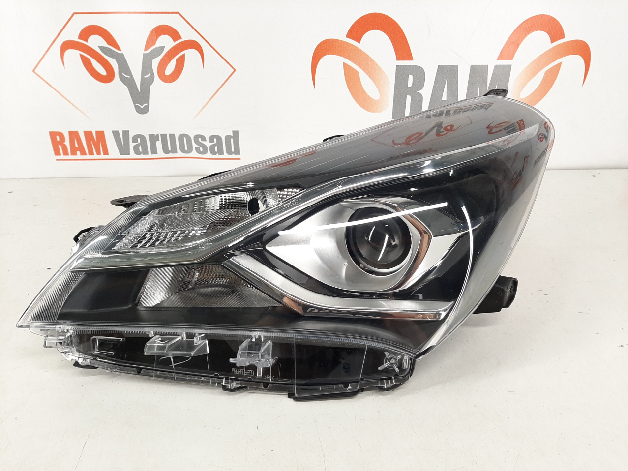 Toyota Yaris 2019- esituli / headlight