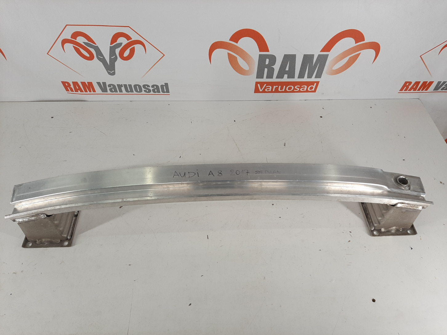 Audi A8 D4 2011–2017 tagatala / rear support