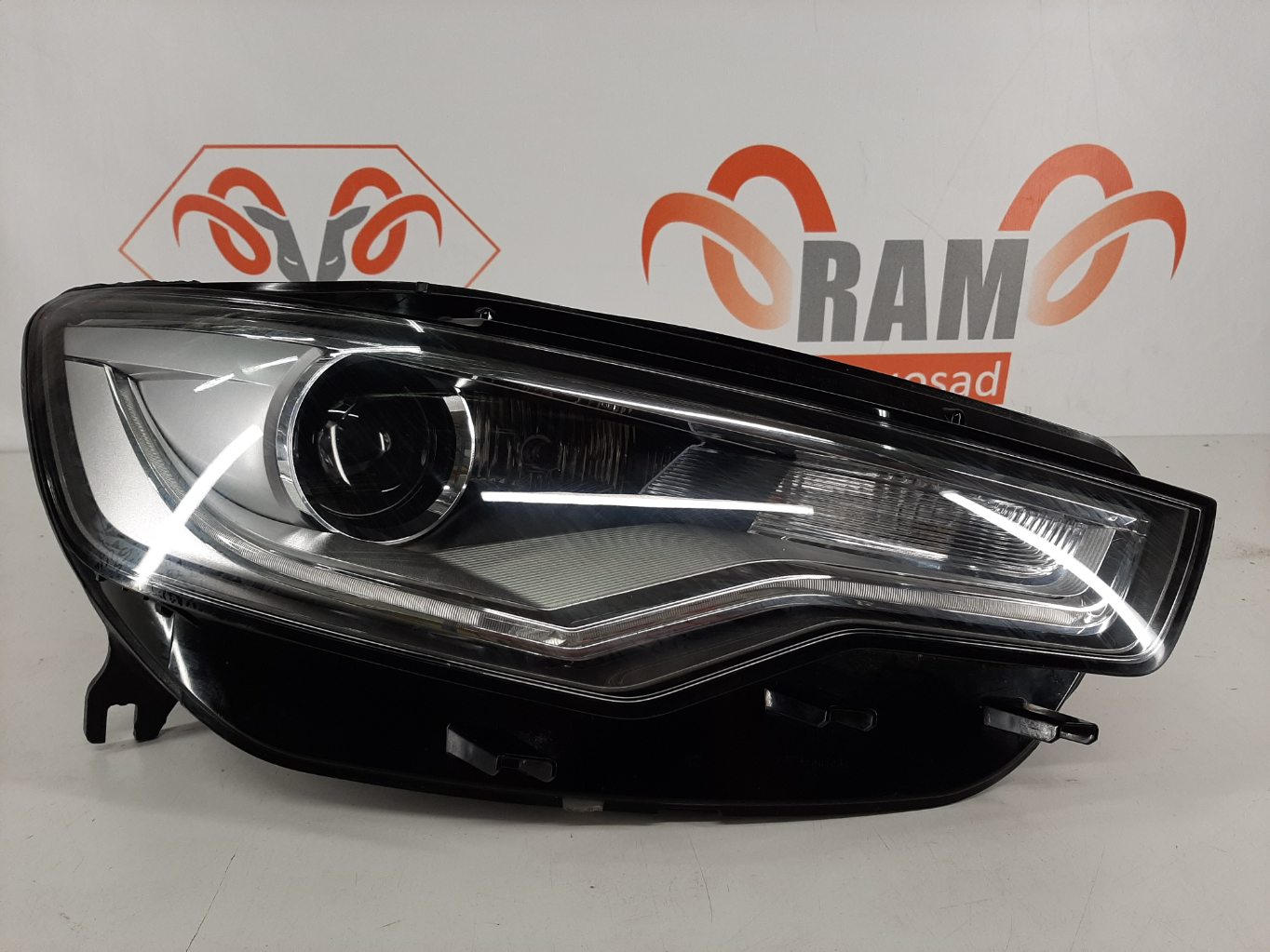 Audi A6 C7 2011-2015 esituli / headlight